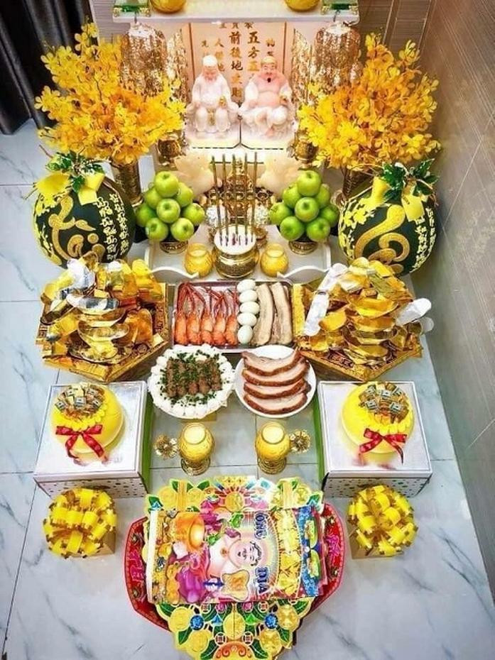 Lưu ý khi cúng vía Thần tài: Hoa cúng Thần Tài, không nên dùng hoa giả, cần mua hoa tươi, có nụ, có hương thơm càng tốt. Quả cũng không nên dùng quả nhựa mà nên cúng Thần Tài bằng quả tươi, ngon. Người ta thường dùng táo, lê, chuối, cam, quýt để cúng… Ảnh minh họa
