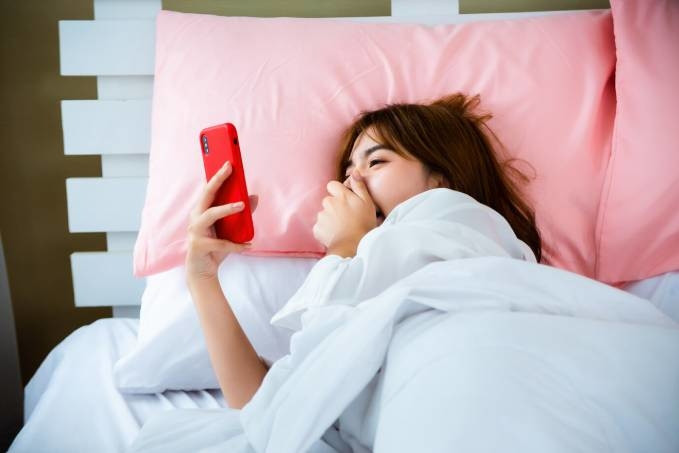 Đừng vội kiểm tra điện thoại ngay khi ngủ dậy: Nếu xem điện thoại là điều đầu tiên bạn làm vào buổi sáng, hãy dừng lại. Điều này vô tình làm gia tăng căng thẳng, áp lực cho bạn khi vừa bắt đầu ngày mới. Trong khi đó, căng thẳng lại ảnh hưởng trực tiếp đến sức khỏe đường ruột của chúng ta và bị ảnh hưởng bởi dây thần kinh phế vị chạy từ não đến đường tiêu hóa. Ảnh minh họa