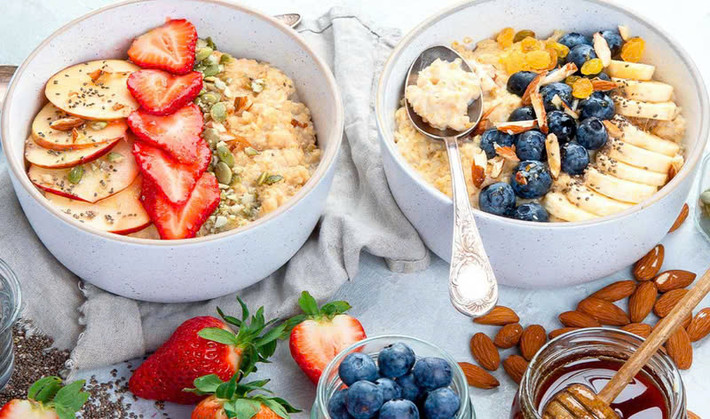 Ăn bữa sáng giàu chất xơ: Bữa sáng giàu protein giúp giảm cảm giác đói và kiểm soát lượng calo nạp vào trong các bữa ăn tiếp theo. Protein làm giảm nồng độ hormone ghrelin (hormone kích thích cảm giác đói) và tăng cường các hormone tạo cảm giác no như peptide YY, GLP-1 và cholecystokinin, từ đó hạn chế cảm giác thèm ăn và hỗ trợ kiểm soát cân nặng hiệu quả. Ảnh minh họa