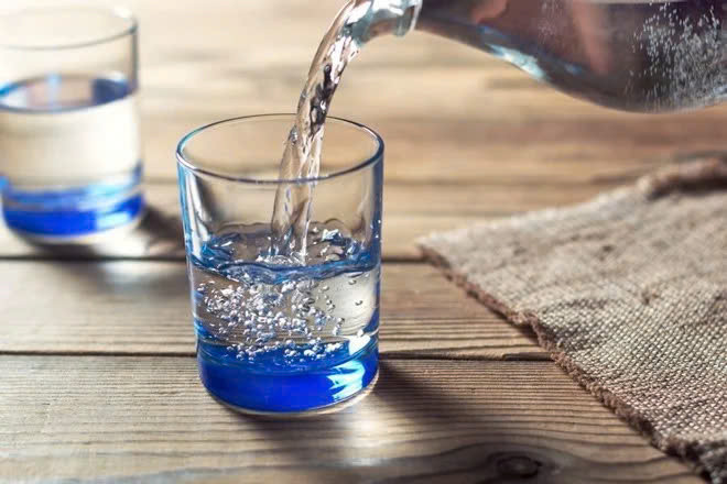 Sau khi đun và đun sôi nước, một phần clo có trong nước đã được loại bỏ. Mà clo thường được dùng để khử trùng trong nước, vì vậy nước qua đêm chính là môi trường để vi khuẩn sinh sôi và phát triển. Uống vào sẽ gây hại cho các cơ quan trong cơ thể, đặc biệt là thận, ảnh hưởng nghiêm trọng tới sức khoẻ. Ảnh minh họa