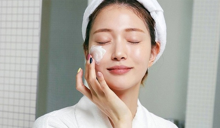 Thoa kem dưỡng ẩm: Đây là việc không thể thiếu mỗi tối sau khi tắm hoặc trước khi đi ngủ. Nên sử dụng các loại kem có chứa các thành phần như ceramide, hyaluronic acid, glycerin ngay lúc da còn ẩm. Ảnh minh họa