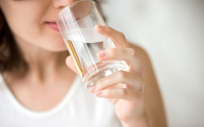 Để ứng phó với tình trạng da khô này, cần thực hiện các bước: Uống đủ nước mỗi ngày: Bổ sung nước là một bước rất quan trọng giúp cung cấp độ ẩm cho da từ bên trong. Nước cũng là thành phần giúp liên kết của mô da bền khỏe. Do đó, ngay cả khi không thấy khát vẫn cần phải uống nước và nên bổ sung đủ 2 - 2,5 lít nước mỗi ngày. Ngoài nước lọc có thể bổ sung nước ép trái cây, nước canh..., không nên uống nước ngọt đóng chai.