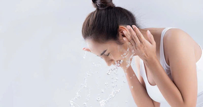 Hạn chế rửa mặt và sử dụng nước nóng: Khi da khô sần, dấm dứt sẽ khiến chúng ta có xu hướng rửa mặt nhiều hơn, nhưng rửa mặt hoặc tắm nhiều, đặc biệt là với nước nóng sẽ rửa trôi lớp dầu tự nhiên có tác dụng bảo vệ da, khiến da khô nhanh hơn. Do vậy chỉ nên rửa mặt 2 lần/ngày và tắm 1 lần với nước ấm. Tắm trong thời gian ngắn, chỉ sử dụng sản phẩm sữa rửa mặt/sữa tắm không chất tẩy rửa. Thoa kem dưỡng ẩm và các bước chăm sóc da ngay sau khi tắm. Ảnh minh họa