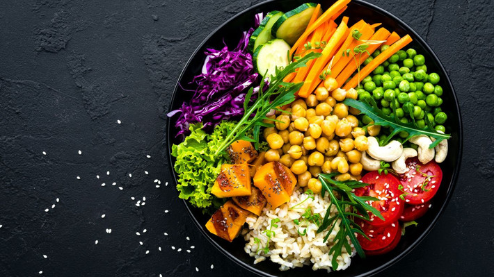 Cung cấp đủ vitamin: Ăn nhiều rau củ, quả và các loại hạt để cung cấp đa dạng các loại vitamin cần thiết cho làn da. Các loại rau có màu đậm như rau cải xoăn, hoa lơ xanh... cung cấp nhiều vitamin C giúp tăng cường khả năng miễn dịch nhờ giàu chất chống oxy hóa cũng như sản xuất collagen.