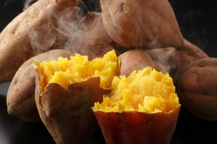 Chứa nhiều chất chống oxy hóa: Khoai lang có ruột màu cam đặc biệt có hàm lượng beta-carotene cao, đây là sắc tố tạo nên thịt có màu cam rực rỡ đặc trưng của chúng. Rất nhiều nghiên cứu cho thấy beta-carotene là một chất chống oxy hóa mạnh có thể giúp thúc đẩy thị lực khỏe mạnh, cải thiện sức khỏe hô hấp và thậm chí bảo vệ làn da của chúng ta. Ảnh minh họa