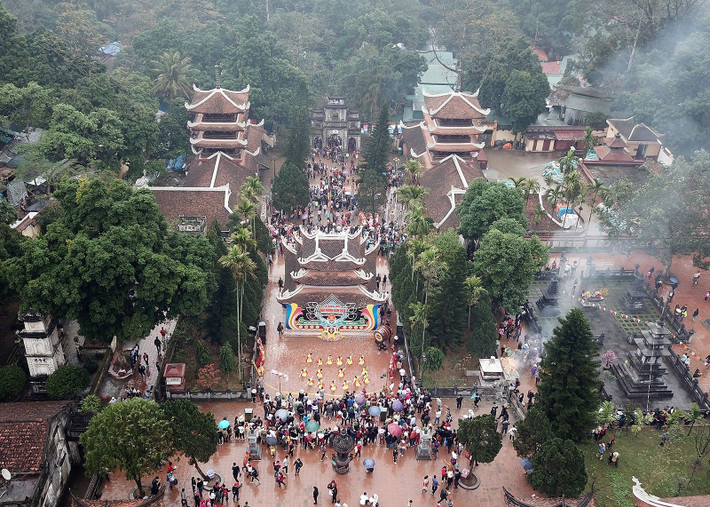 Việc đi chùa đầu năm không chỉ là nét đẹp văn hóa, mà còn là cơ hội để mỗi người tự soi xét lại mình, học cách sống chân thành, tử tế hơn và mang theo những nguyện vọng tốt đẹp vươn tới một năm mới thịnh vượng, an lành. Ảnh Internet