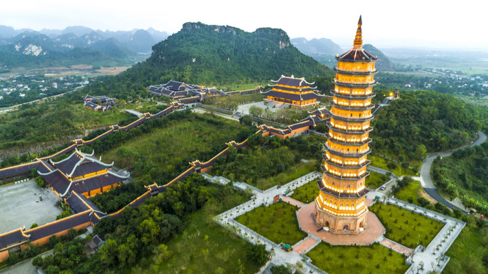 Chùa Bái Đính thuộc địa phận của quần thể danh thắng Tràng An nổi tiếng ở tỉnh Ninh Bình. Ngôi chùa ở mảnh đất cố đô nổi tiếng là khu du lịch tâm linh núi chùa rộng lớn nhất Đông Nam Á. Nơi đây thu hút bao Phật tử, khách thập phương về viếng thăm mỗi ngày và đặc biệt là những ngày Tết đến xuân về. Ảnh Internet
