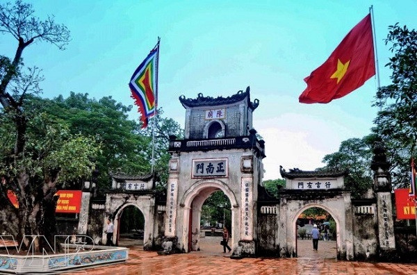 Đền Trần (Nam Định) ngôi đền không lớn nhưng nổi tiếng là điểm lễ chùa đầu năm ở miền Bắc linh thiêng nhất được mọi người hết mực quan tâm. Là nơi thờ các vị vua nhà Trần, cùng các quan lại có công phù tá nhà Trần. Ở ngôi đền ấy có nghi thức khai ấn đầu năm độc đáo, xin tờ ấn, sớ với nguyện ước thăng tiến trong sự nghiệp. Nhiều người về đây những ngày lễ Khai Ấn (chỉ diễn ra trong 3 ngày từ ngày 13 đến 15 tháng Giêng) để cầu những điều tốt đẹp cho gia đình. Con trẻ thì về đây cầu tài, cầu cho học hành tiến tới, người lớn thì cầu phúc lộc, cầu cho năm mới bình an đầy may mắn. Ảnh Internet