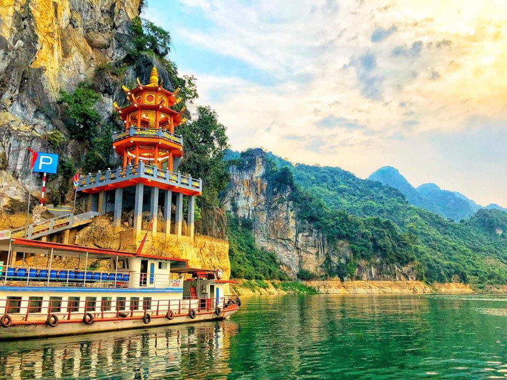 Viếng thăm Đền Thác Bờ - nơi thờ Bà chúa Thác Bờ uy nghi và nổi tiếng linh thiêng. Nơi đây có địa thế phong thủy hài hòa và hùng vĩ, sau lưng là núi, trước mặt là sông nước hữu tình, thuyền bè qua lại. Ảnh MIA