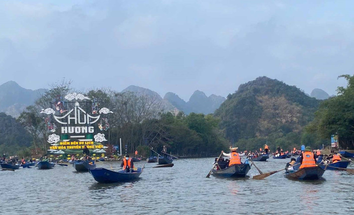 Chùa Hương (Hương Sơn, huyện Mỹ Đức, Hà Nội): Mỗi độ xuân về, Chùa Hương tại Mỹ Đức, Hà Nội lại tấp nập du khách về trẩy hội. Hành trình đến với chốn linh thiêng này bắt đầu bằng chuyến đò trên suối Yến, giữa cảnh sắc núi non hùng vĩ, tạo nên không gian yên bình và thư thái. Lễ hội Chùa Hương là một trong những lễ hội Phật giáo lớn nhất dịp đầu xuân, diễn ra từ mùng 6 tháng Giêng đến hết hết tháng Ba âm lịch, thu hút hàng triệu khách đến hành hương và tham quan mỗi năm. Ảnh Internet