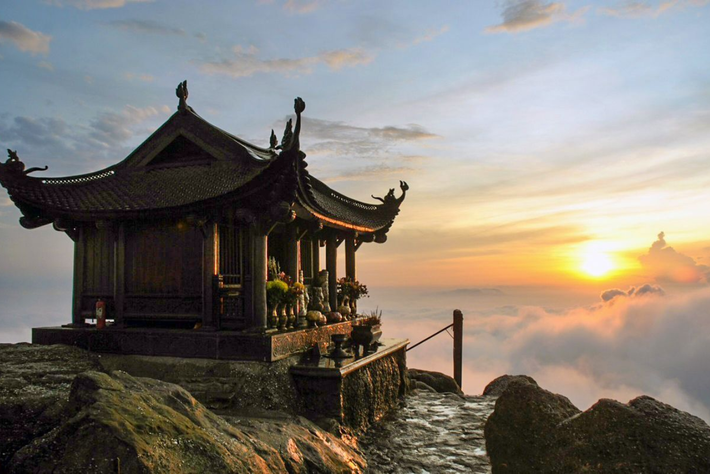 Chùa Yên Tử (Quảng Ninh): Từ bao đời nay, núi Yên Tử được xem là trung tâm Phật giáo quan trọng tại Việt Nam, nơi khai sinh Thiền phái Trúc Lâm. Với người Việt Nam, Yên Tử luôn được coi một vùng đất linh thiêng. Đến đây, du khách có thể trải nghiệm đường hành hương non thiêng Yên Tử để đến chùa Đồng, tọa lạc ở độ cao 1.068 m, với niềm tin rằng chuyến hành hương này sẽ mang lại những điều tốt đẹp cho năm mới. Ảnh Internet