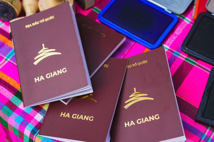 Mỗi điểm đến được đánh dấu bằng một con dấu mang đặc trưng riêng, khiến hành trình “thu thập dấu mộc” trở thành mục tiêu không thể bỏ lỡ của bất kỳ ai đặt chân đến mảnh đất cao nguyên đá. Ảnh Internet