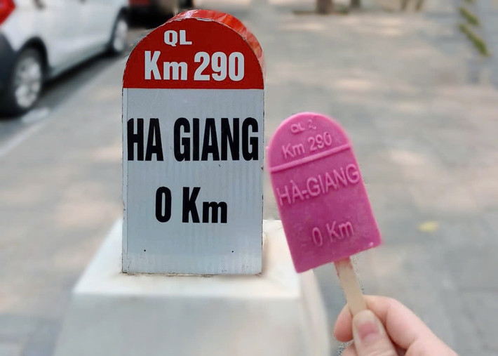 Vài tháng trước, kem que hình cột mốc Km số 0 tại Hà Giang từng gây bão, thu hút đông đảo giới trẻ đổ xô đến săn lùng. Giờ đây, cột mốc ấy mang đến một trải nghiệm mới mẻ và độc đáo hơn, khi trở thành điểm khởi đầu cho hành trình săn dấu mộc tại các địa danh nổi tiếng của Hà Giang. Ảnh Báo Hà Giang