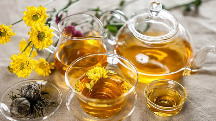 Trà hoa cúc giúp làm dịu dạ dày, giảm đau bụng và giảm triệu chứng ợ nóng. Trà hoa cúc cũng có thể hỗ trợ tiêu chảy và đau bụng ở trẻ em. Ngoài ra, trà hoa cúc còn được sử dụng trước khi đi ngủ và hỗ trợ điều trị chứng mất ngủ. Ảnh minh họa