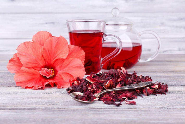 Trà dâm bụt: một loại đồ uống giải khát được làm từ cánh hoa khô của hoa Hibiscus sabdariffa, được biết đến với hương vị thơm ngon và những lợi ích cho sức khỏe. Chứa chất chống oxy hóa như vitamin C và beta-carotene, nó hỗ trợ trung hòa các gốc tự do có thể gây viêm và bệnh tật. Ảnh minh họa