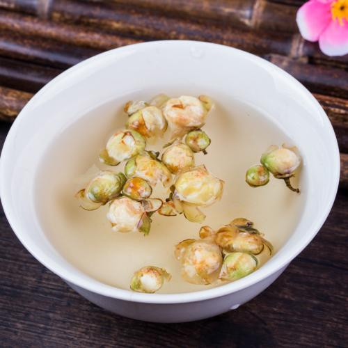 Trà hoa sen tuyết giúp xua tan căng thẳng, mệt mỏi và đẩy lùi lão hóa. Không những thế, còn tăng cường hệ miễn dịch, tránh được các bệnh liên quan đến phổi, thận, giúp duy trì cơ thể dẻo dai, khoẻ mạnh. Ngoài hỗ trợ cải thiện sinh lực cho nam giới, trà hoa sen tuyết còn giúp điều kinh cho phụ nữ, giúp chị em đánh bay mụn nhọt, giảm tình trạng nám da, sạm da để có được làn da mịn màng và tươi trẻ. Ảnh minh họa