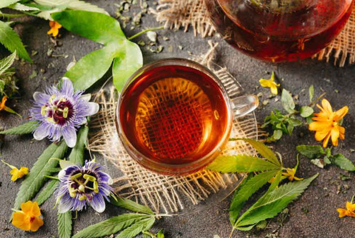 Thời gian thích hợp để uống trà: Thưởng thức trà trong hoặc sau bữa sáng và đầu giờ chiều là thời gian tốt nhất để uống trà. Tránh uống trà khi bụng đói, đặc biệt là với các loại trà xanh và trà đen, vì có thể gây kích thích dạ dày đang trống. Ảnh minh họa
