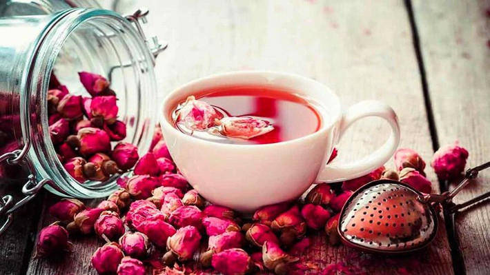 Trà hoa hồng chứa nhiều vitamin C và hợp chất thực vật có tác dụng tăng cường miễn dịch, chống viêm tốt. Một số nghiên cứu cho thấy bột hoa hồng có khả năng giảm viêm ở những người viêm khớp dạng thấp và các bệnh lý viêm xương khớp. Ảnh minh họa
