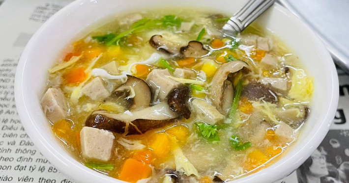 Súp gà: Súp gà là món ăn nhẹ và dễ tiêu hóa, giúp cung cấp dưỡng chất mà không gây căng thẳng cho dạ dày. Súp gà giàu protein, vitamin và khoáng chất như kẽm, selen và magie. Đây là các chất dinh dưỡng thiết yếu giúp tăng cường hệ miễn dịch và chống lại virus cúm. Trong quá trình chế biến, để chữa trị cúm đạt hiệu quả cao, có thể thêm gừng hoặc hành tỏi vào món ăn. Ảnh minh họa