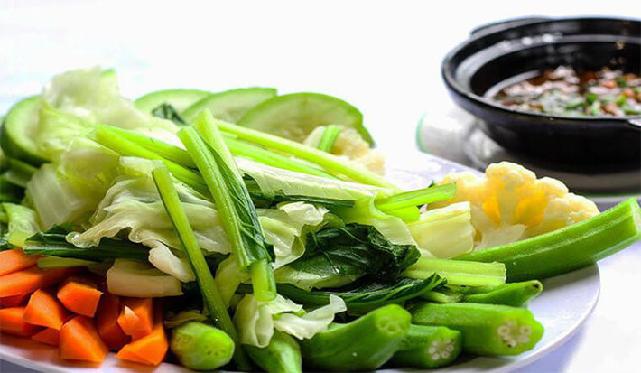 Rau xanh: Cải bó xôi, cải xoăn và các loại rau xanh khác ngoài tác dụng tăng cường hệ miễn dịch còn là nguồn cung cấp giàu vitamin A, vitamin C, vitamin E và vitamin K. Bạn cũng có thể thêm rau xanh vào cùng sinh tố trái cây hoặc ăn sống cùng với dầu ô liu. Ảnh minh họa