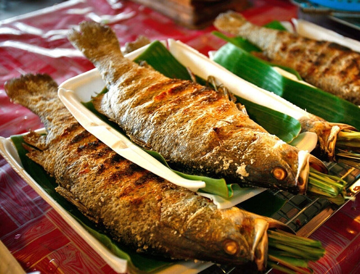 Pa Pỉnh Tộp (cá gập nướng) là món ăn khá cầu kỳ, thường được dùng trong các bữa ăn khi gia đình có khách quý. Người ta chọn những con cá chép tươi, còn nguyên con để nướng. Sau khi sát qua chút muối cùng ớt bột khô để khử mùi tanh cho cá, người làm tẩm ướp gia vị là các loại rau thơm như quả mắc khén (một loại hạt tiêu rừng), gừng, tỏi, sả, hành, rau thơm rừng, ớt bột,... băm nhỏ, trộn lẫn với nhau và sát đều lên mình, đồng thời nhồi vào trong bụng cá. Ảnh Internet