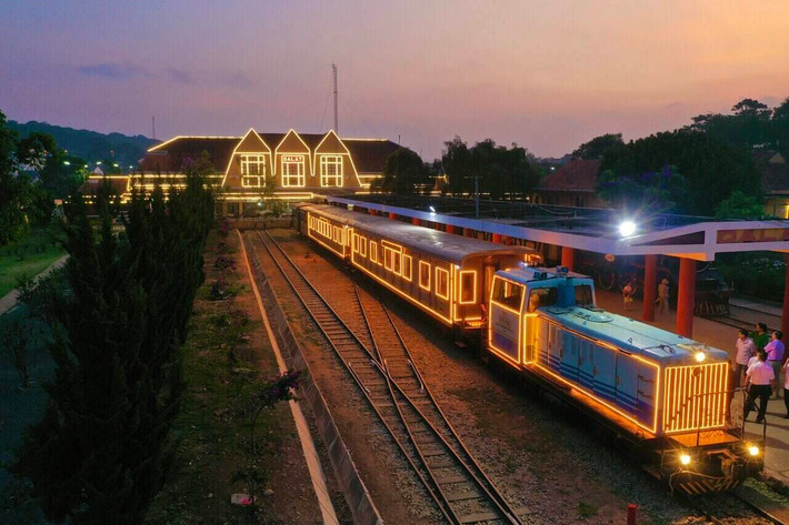 Nhà ga Đà Lạt là điểm chụp ảnh yêu thích của các đôi tình nhân trong dịp cưới và các bạn trẻ khi đến du lịch Đà Lạt. Nhà ga có lối kiến trúc độc đáo từ đầu máy, đường sắt răng cưa cho đến không gian trong khoang tàu… Ảnh Internet