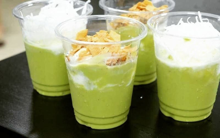 Kem bơ được xem là một trong những món ăn vặt ngon nhất Đà Lạt mà ai đến đây cũng không thể bỏ qua. Loại kem được chế biến đơn giản từ những quả bơ sáp béo bùi, kết hợp một chút vị thơm ngọt của kem, tạo nên một trải nghiệm “tê tái” thú vị. Với giá 15.000 - 25.000 đồng/cốc, món kem bơ chinh phục được rất nhiều thực khách. Ảnh Internet