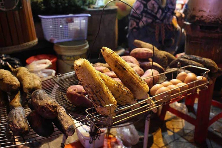 Khoai lang, bắp nướng: Ở Đà Lạt, bắp được ướp thêm một chút vị mặn của mắm, vị béo của mỡ hành và một chút tương ớt rồi mới nướng cháy xém trên lò than nên có hương vị thơm ngon, đậm đà. Món khoai nướng ở đây cũng ngon hơn nhiều khi ăn trong thời tiết se lạnh của Đà Lạt. Ảnh minh họa