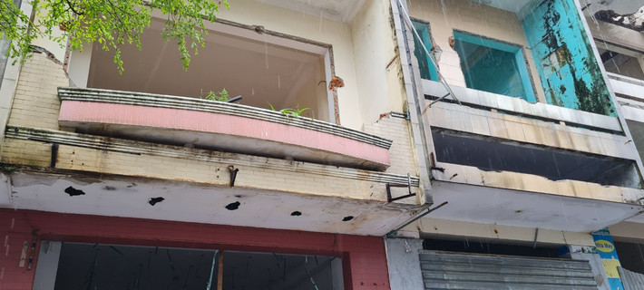 Tuyến phố với những căn nhà 3-4 tầng bỗng trở nên hoang vắng, khiến không ít người xót xa.