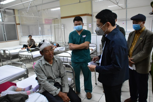 Lãnh đạo UBND tỉnh Thừa Thiên Huế đã đến bệnh viện thăm hỏi những người bị thương trong vụ tai nạn.
