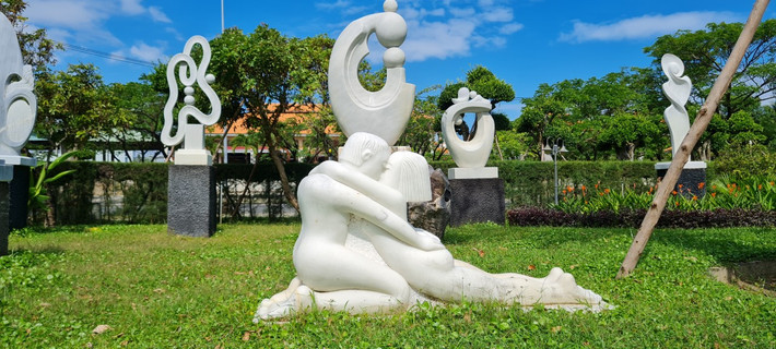 Cả những tác phẩm lãng mạn.