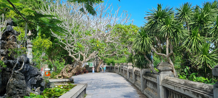 Khung cảnh yên bình của vùng đất tâm linh.