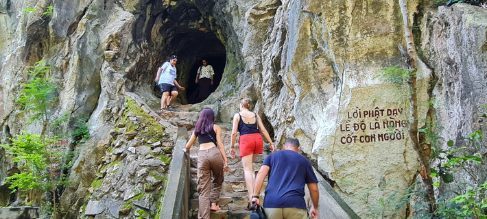 Các vách đá và hang động ở Ngũ Hành Sơn còn là nơi lưu giữ nhiều giá trị về lịch sử - văn hóa, trong đó có ma nhai (văn tự được khắc lên vách đá) vừa được công nhận là Di sản tư liệu thế giới.