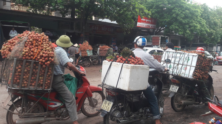 Người dân giao bán vải khắp dọc đường.