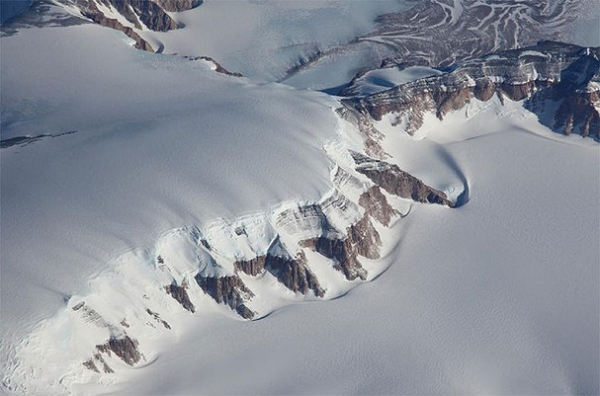 Ở một số điểm đặc biệt như Dãy núi Transantarctic, sông băng đụng vào núi và làm các thiên thạch đưa lên bề mặt, đó sẽ là nơi các nhà khoa học có thể tìm đến để thu thập số lượng nhiều.
