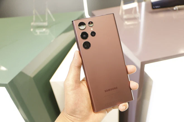 Bộ ba camera bao gồm cảm biến chính độ phân giải 50MP, ống kính góc siêu rộng 12MP và camera zoom 10MP. Camera trước có độ phân giải 10MP khẩu độ f/2.2.