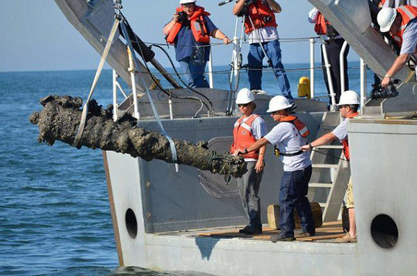 Sau gần 3 thế kỷ bị chôn vùi dưới nước, một khẩu pháo của một trong những băng cướp biển đáng sợ và nổi tiếng nhất trong lịch sử - Blackbeard, đã được kéo lên từ đáy đại dương. Khẩu pháo này được vớt từ xác con tàu Queen Anne's Revenge.