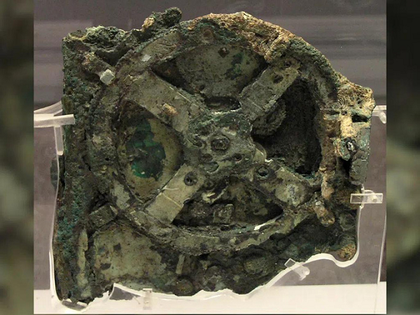 Năm 1901 cỗ máy Antikythera được biết đến khi các thợ lặn Hy Lạp thám hiểm một con tàu đắm La Mã và tìm ra 82 mảnh vụn bằng đồng. Nó đã được xác nhận là một siêu máy tính thiên văn của thế giới cổ đại, thể hiện trình độ khoa học kỹ thuật bậc thầy của người Hy Lạp cổ.