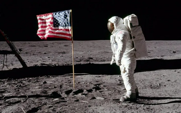 Từ trước đến nay cũng có nhiều nghi vấn xung quanh lá cờ của Apollo 11, như việc lá cờ Mỹ tung bay trên Mặt trăng trong khi không hề có gió trên hành tinh này.