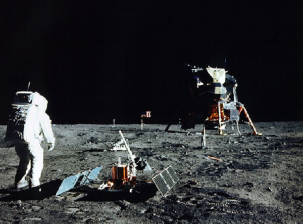 NASA đã giải thích rằng sở dĩ lá cờ được nhìn thấy chuyển động như vậy là do các phi hành gia cố cắm cây cờ sâu xuống bề mặt Mặt trăng, làm cho cây cờ rung rinh và không đứng yên.