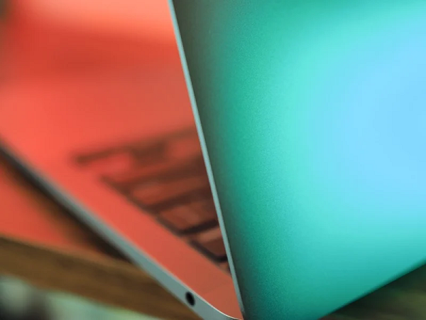 MacBook màn hình gập sẽ đánh dấu một bước ngoặt trong lịch sử thiết kế của dòng máy tính bảng này. Bởi công ty có trụ sở tại Cupertino vẫn giữ nguyên mô hình cũ cho MacBook trong cả thập kỷ qua.