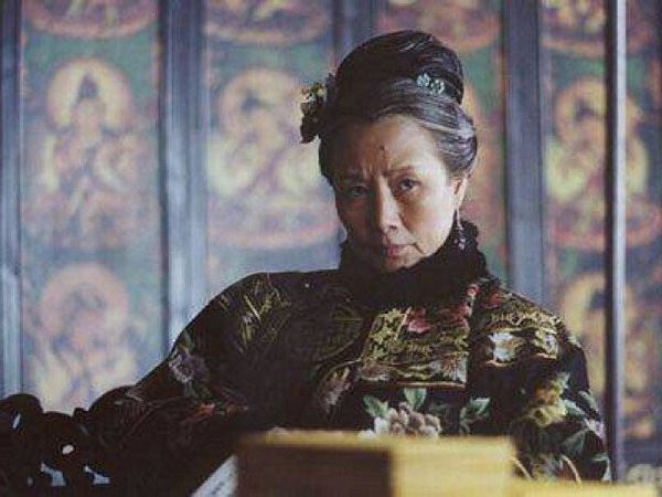 Bọn họ thường phải dậy vào lúc nửa đêm, thu những giọt sương đêm vào các bình sứ tinh xảo và đảm bảo cho chúng giữ được độ tinh khiết nhất, nếu làm không đầy bình, khiến thái hậu không vừa ý sẽ phải chịu hình phạt rất nặng.