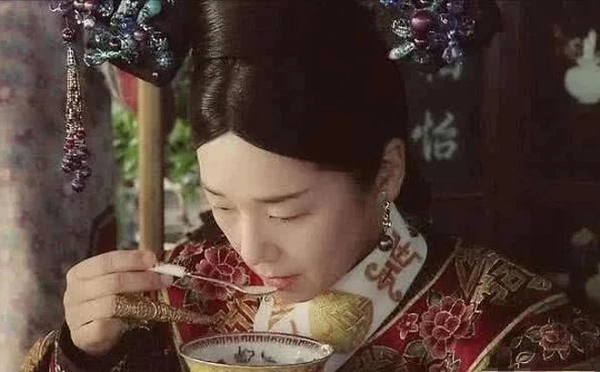 Không giống chúng ta bình thường chỉ uống nước lọc, nước mà Từ Hi Thái hậu uống nhất định phải là nước suối nguồn tinh khiết. Như chúng ta đã biết, trong nước suối tự nhiên có rất nhiều khoáng chất.