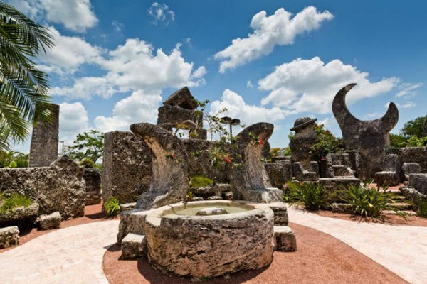 Lâu đài Coral Castle, Homestead, Florida, Mỹ l địa điểm bí ẩn chưa có lời giải đáp. Mọi người vẫn không hiểu tại sao một mình người di cư tên Edward Leedskalnin có thể tự xây lâu đài với các tảng đá vôi không lồ. Một số khối đá nặng tới 15 tấn.