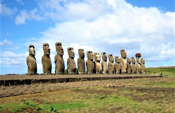 Tượng Moai (đảo Easter) được người Rapa Nui chạm khắc từ đá từ nguyên khối vào những năm 1250-1500. Hầu hết tất cả các tượng Moai đều có đầu rất lớn, bằng 3/8 kích thước của toàn bộ bức tượng. Bức tượng Moai to nhất nặng 75 tấn nhưng người Rapa Nui đã có thể di chuyển những bức tượng này quanh đảo. Vẫn chưa rõ họ làm việc đó bằng cách nào.