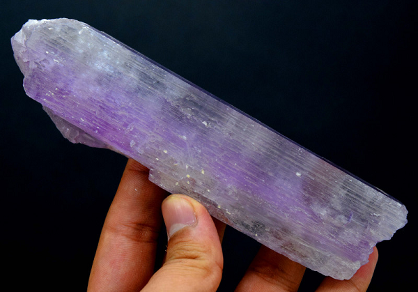 Đá Kunzite phù hợp với hầu hết các loại trang sức như mặt dây chuyền, mặt nhẫn, vòng đeo tay, ghim hay trâm cài.