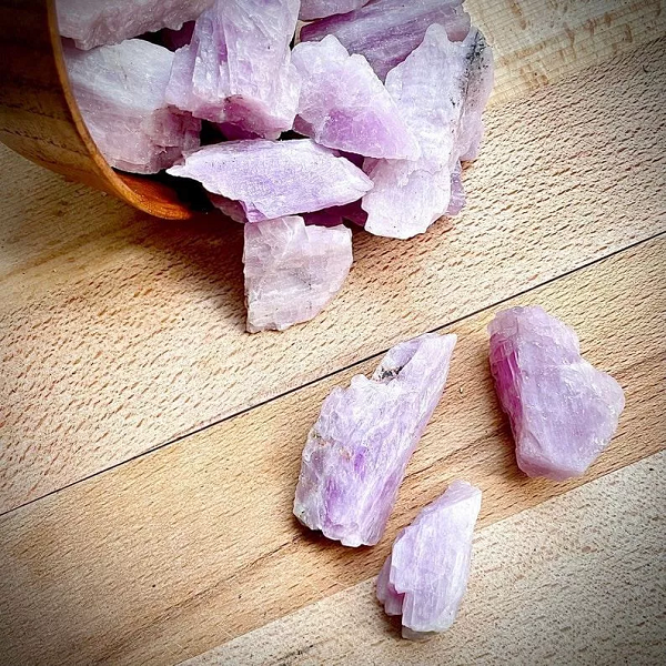 Kunzite được tìm thấy ở Afghanistan, Brazil, Madagasca, và California. Trong đó, vùng San Diego, California được cho là có sản lượng và chất lượng vượt trội.