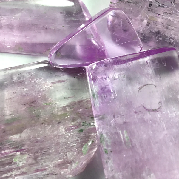 Khi bạn xoay một viên đá quý Kunzite trên tay, nó có thể chuyển từ màu hồng đậm hoặc tím sang hồng nhạt hoặc tím sang các sắc thái không màu. Hiện tượng bất thường này được gọi là hiện tượng đa dạng và chỉ xảy ra ở một số ít các loại đá quý.