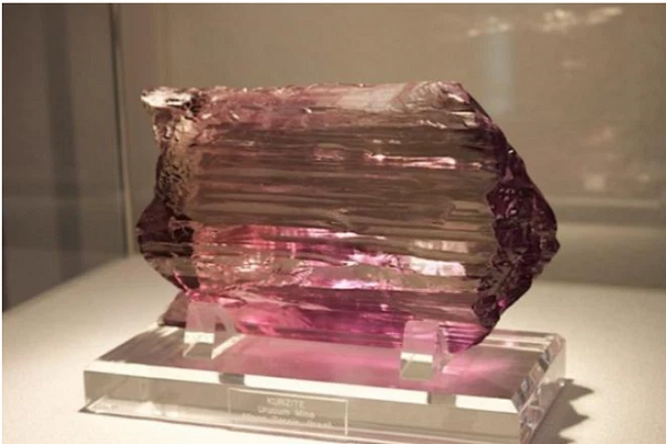 Ngoài đá Kunzite hồng thì còn có Kunzite vàng và Kunzite xanh nhưng nó chỉ là tên gọi để phân biệt từ khoáng vật spodumene.