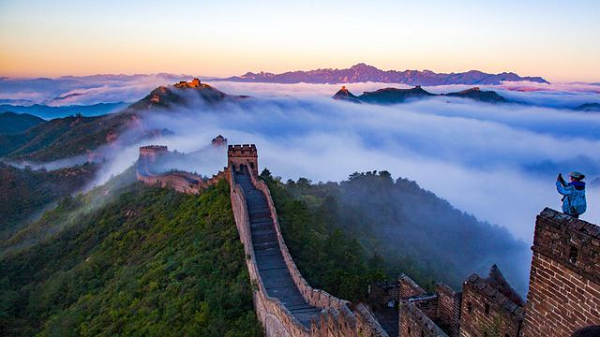 Viên quan nọ không tin lời, bèn cho bỏ viên gạch đi. Bất ngờ, đoạn tường thành liền đổ sập xuống, phải xây lại lần 2. Sau khi xây xong, viên gạch được đặt đúng vị trí cũ và hiện vẫn nằm trên tòa tháp Gia Dục Quan.